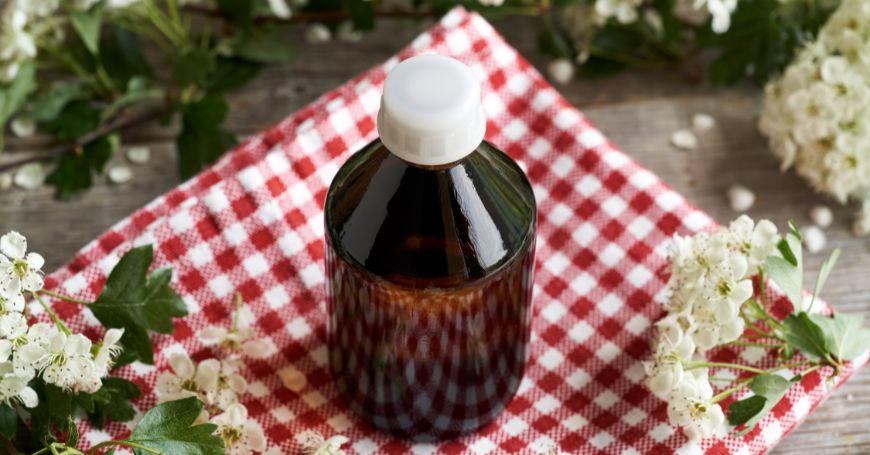 Weißdorn-Tropfen in einer Flasche